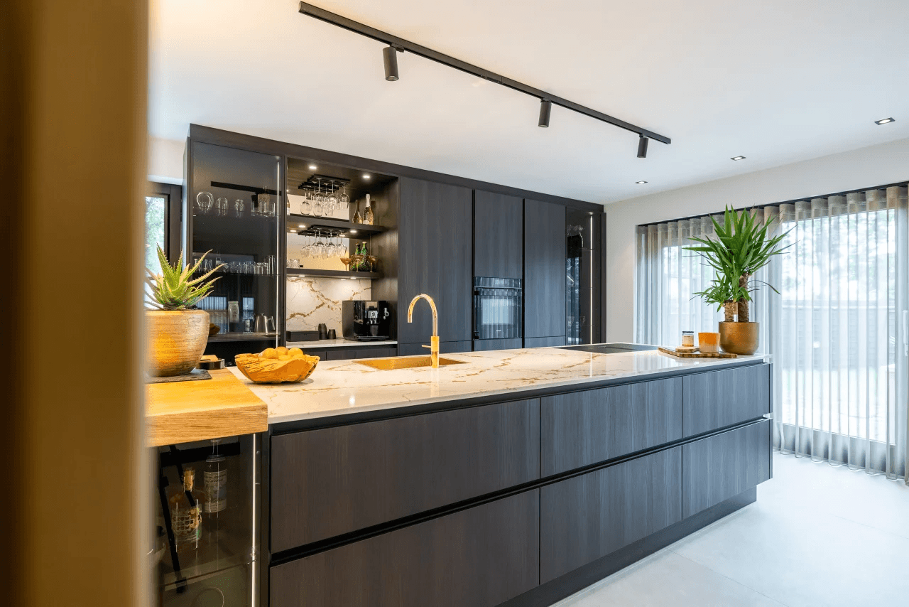 Luxe donkere keuken met eiland